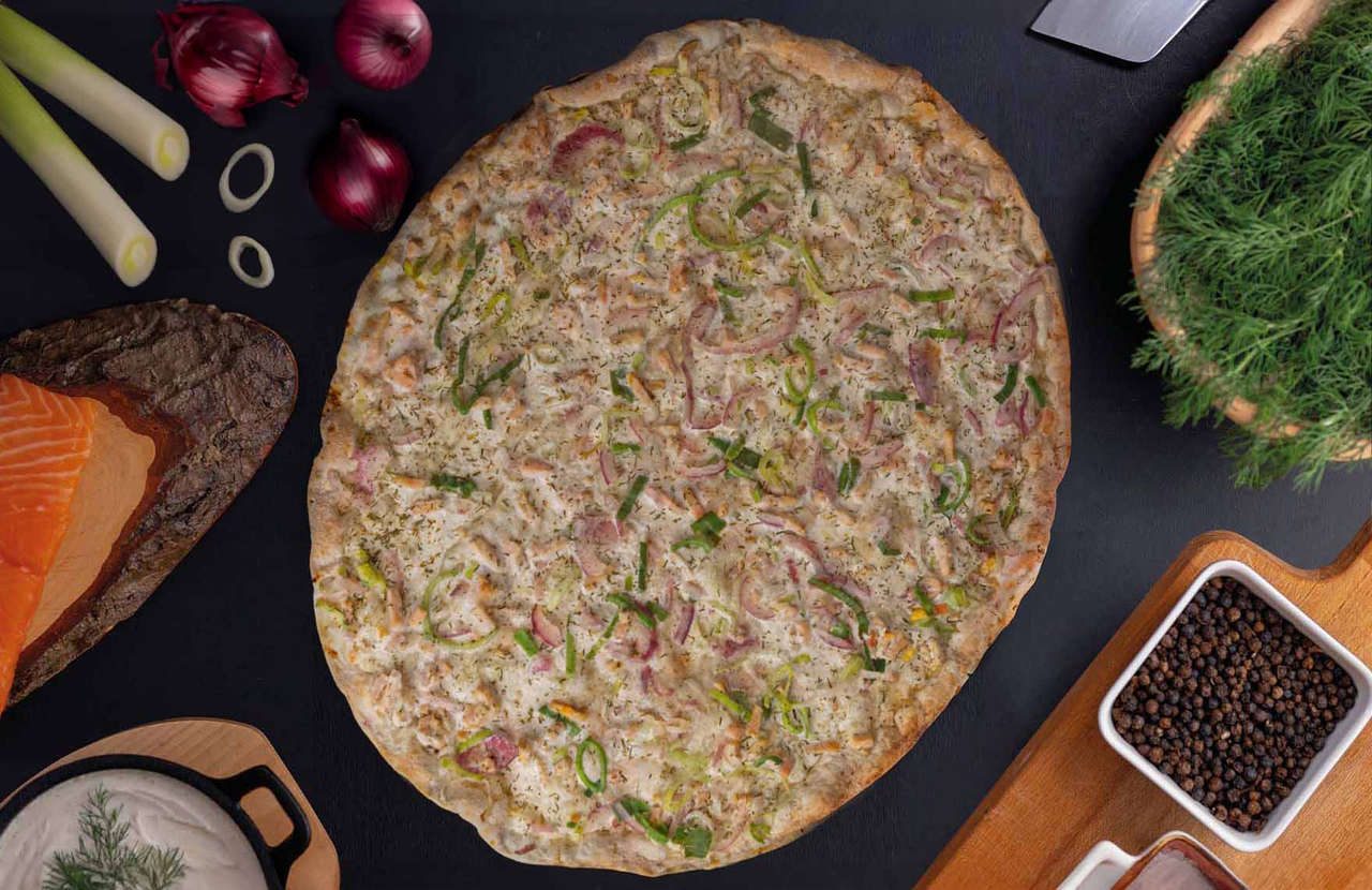 Konrads TK Flammkuchen nordischer Art mit Lachs, Lauch und Zwiebel